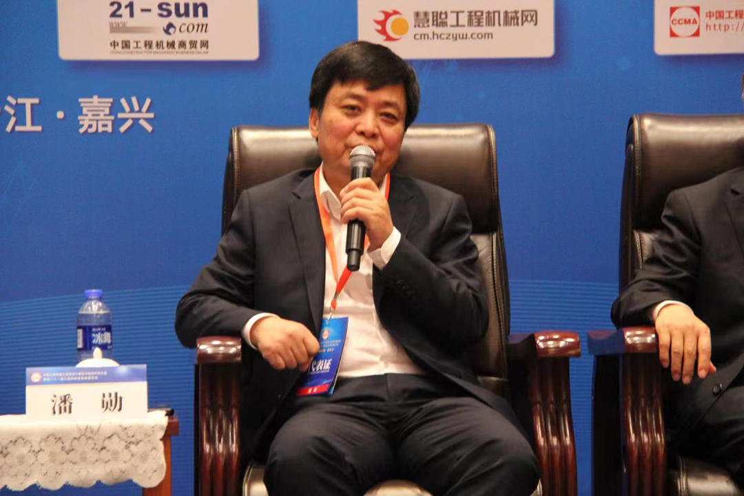 共商大計(jì)！宇通礦卡出席中國(guó)工程機(jī)械發(fā)展高層論壇