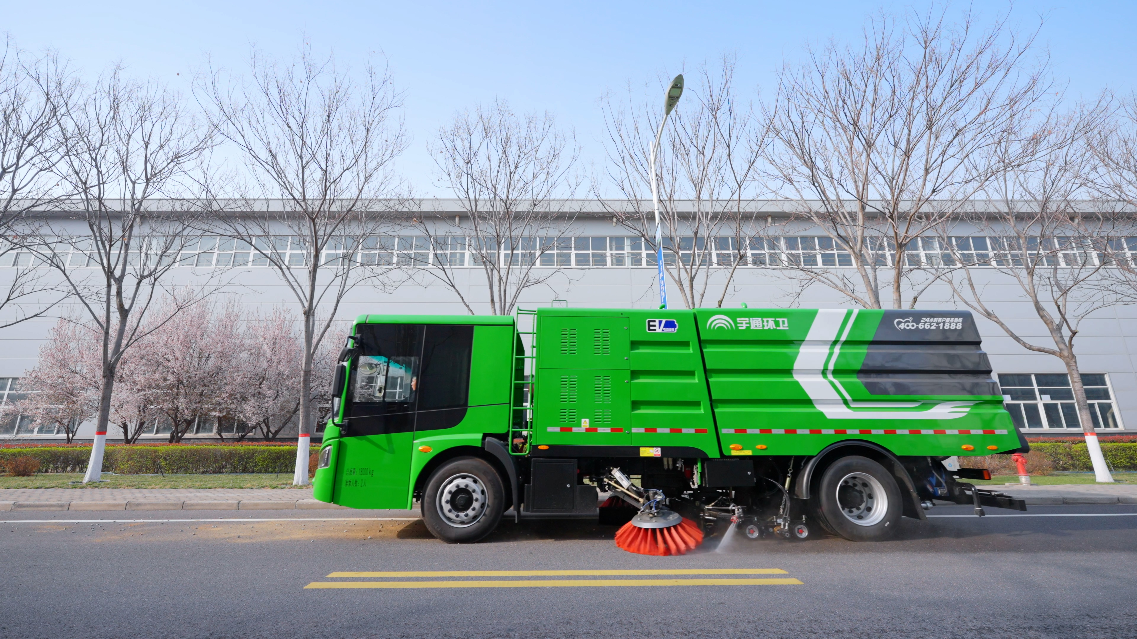 高效作業(yè)，安全護(hù)航！宇通環(huán)衛(wèi)快速路洗掃車引領(lǐng)行業(yè)加速跑！