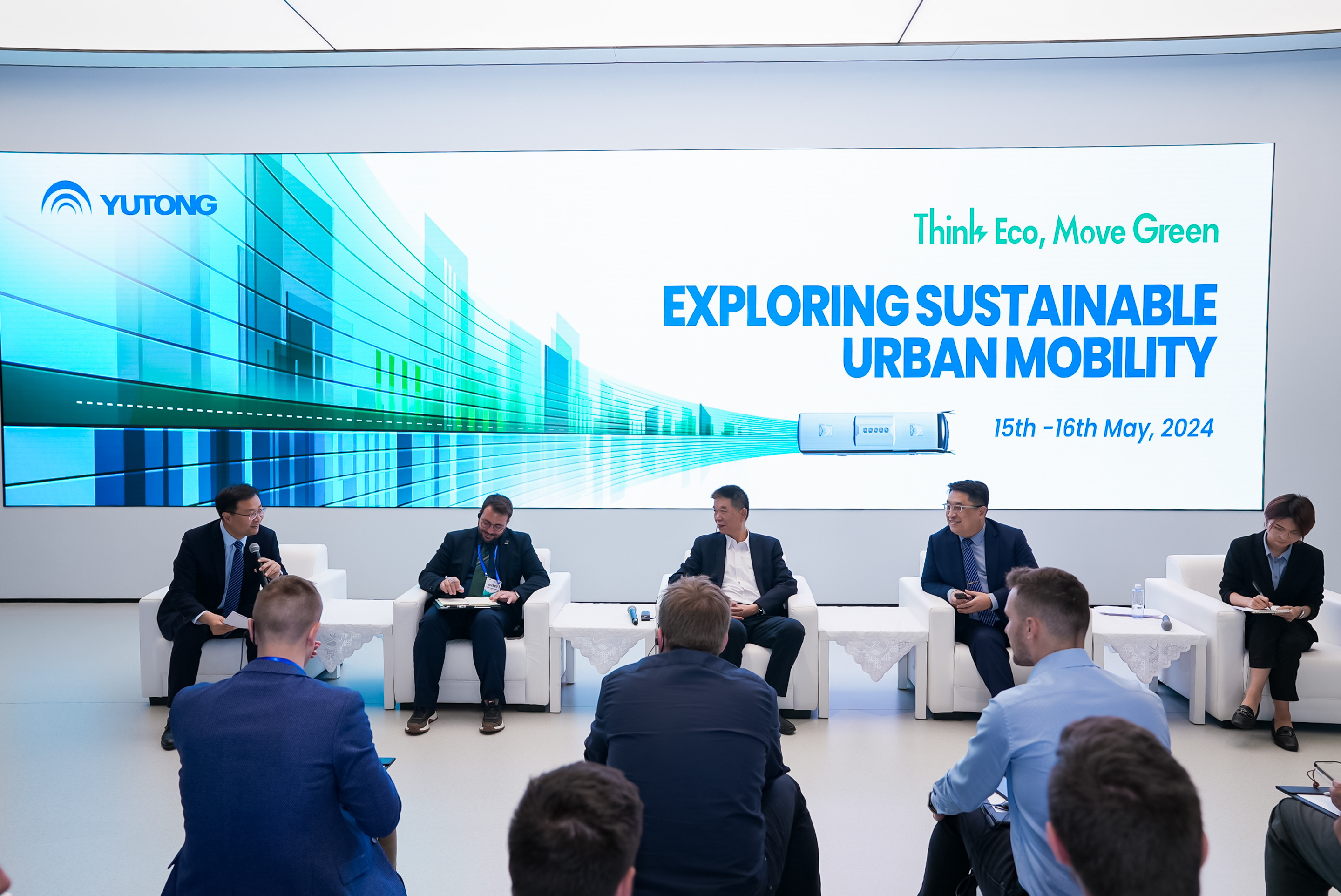 12國權(quán)威媒體探訪宇通新能源 共話公共交通綠色發(fā)展最優(yōu)解