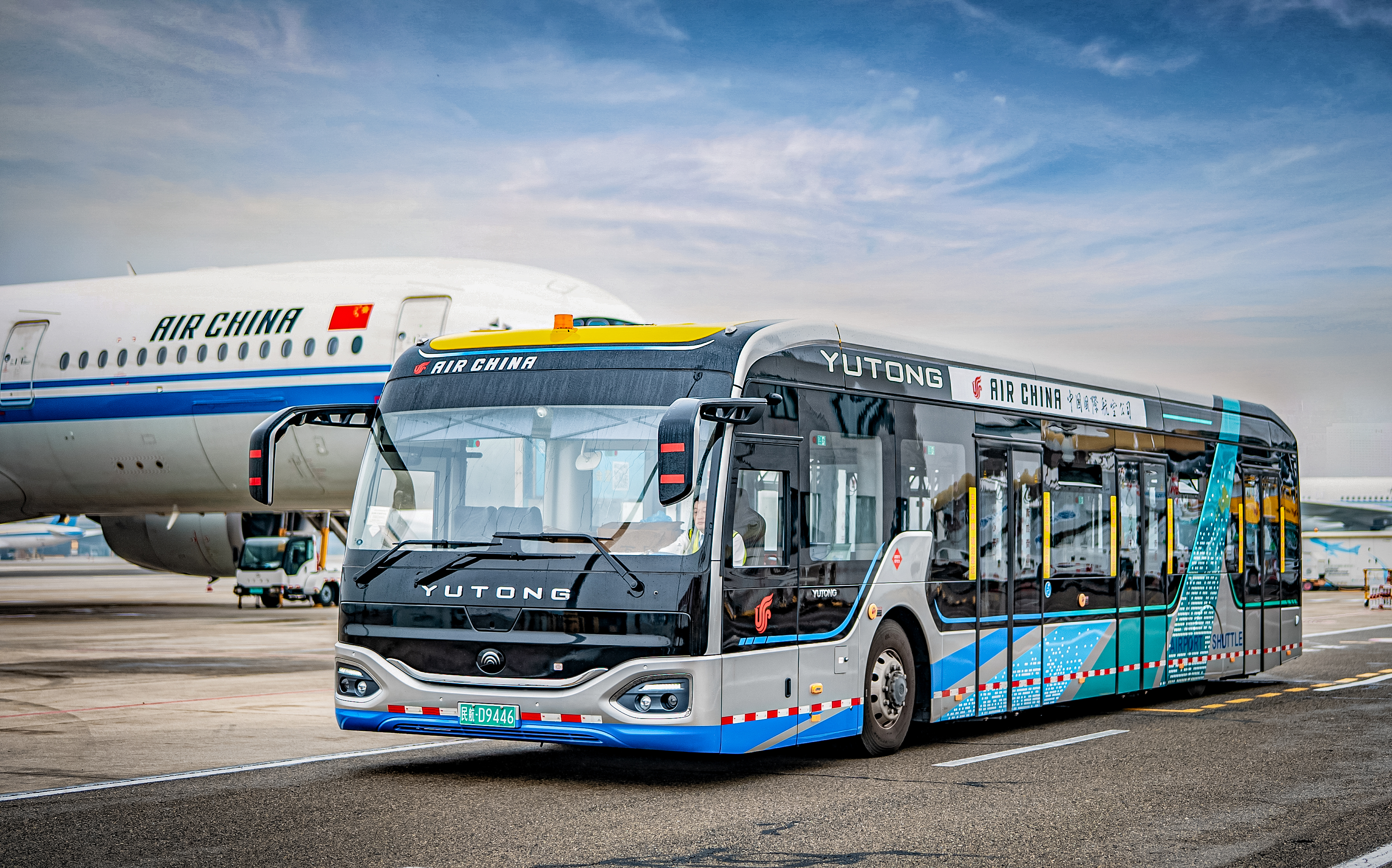 新紀(jì)錄+1！中國出口最大批量新能源機(jī)場擺渡車訂單交付西班牙