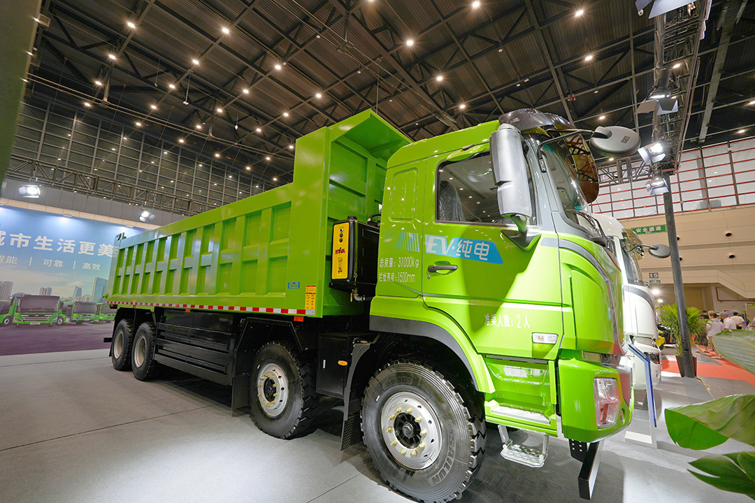 實(shí)力見證丨宇通重卡亮相參展2024第十二屆鄭州國(guó)際新能源汽車博覽會(huì) 實(shí)力見證丨宇通重卡亮相參展2024第十二屆鄭州國(guó)際新能源汽車博覽會(huì)