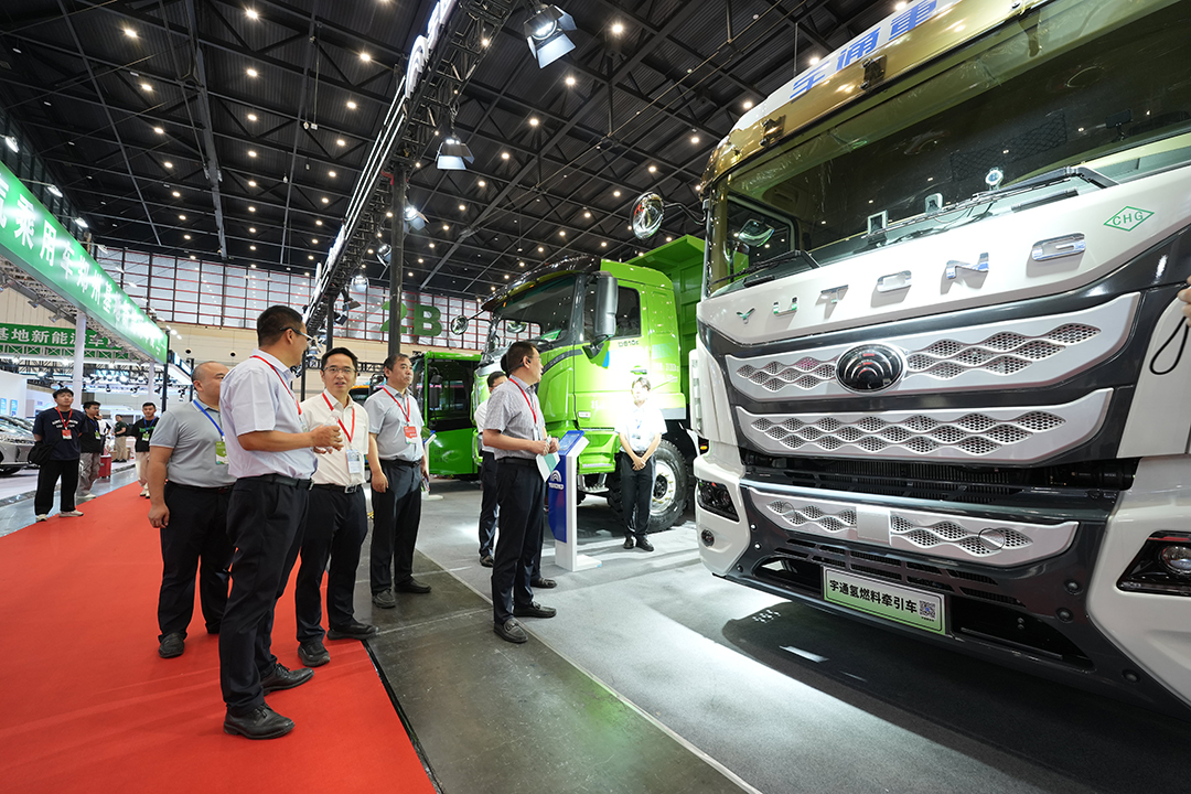 實(shí)力見證丨宇通重卡亮相參展2024第十二屆鄭州國(guó)際新能源汽車博覽會(huì) 實(shí)力見證丨宇通重卡亮相參展2024第十二屆鄭州國(guó)際新能源汽車博覽會(huì)