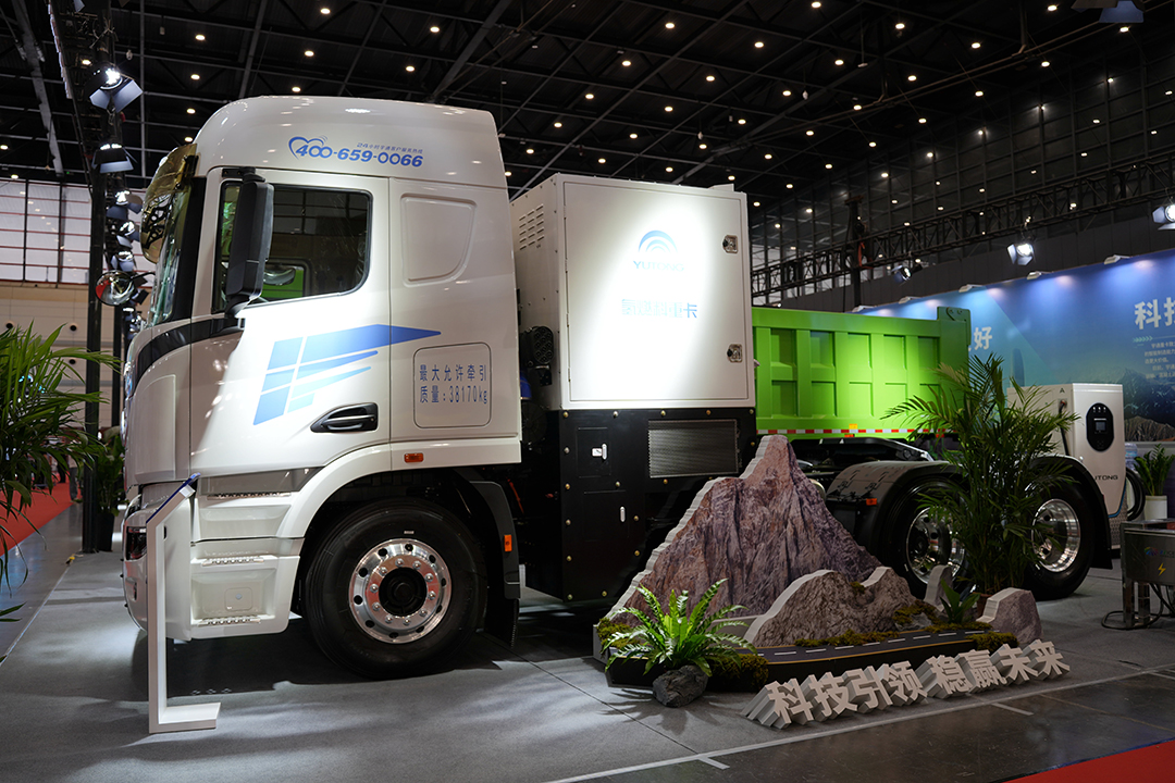 實(shí)力見證丨宇通重卡亮相參展2024第十二屆鄭州國(guó)際新能源汽車博覽會(huì) 實(shí)力見證丨宇通重卡亮相參展2024第十二屆鄭州國(guó)際新能源汽車博覽會(huì)
