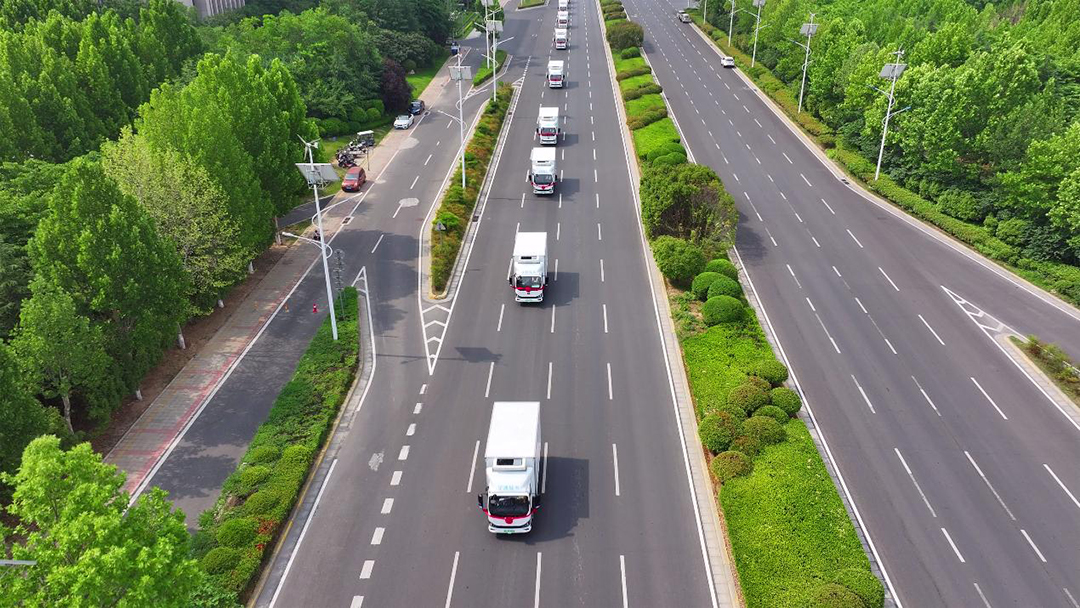 批量交付，現(xiàn)場簽署200臺訂單！宇通輕卡與鋒順集團共譜冷鏈新篇章！