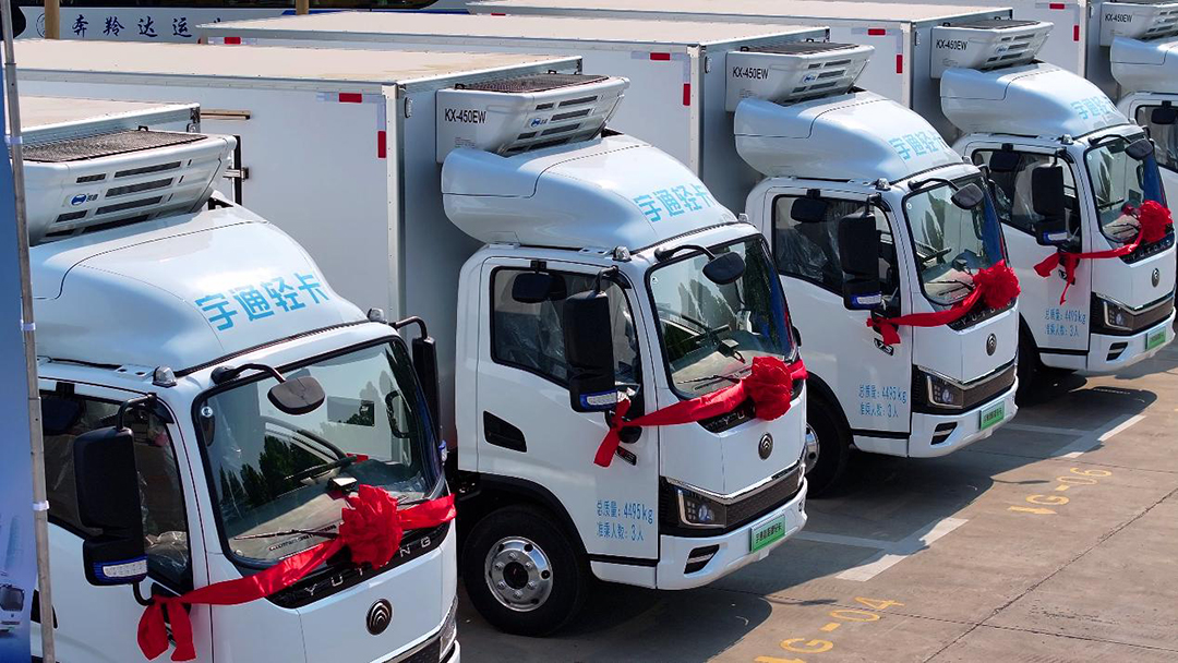 批量交付，現(xiàn)場簽署200臺訂單！宇通輕卡與鋒順集團共譜冷鏈新篇章！