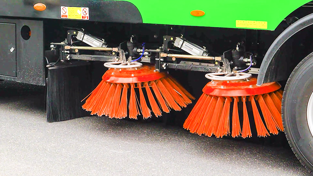 環(huán)衛(wèi)界的“飛人”|看宇通環(huán)衛(wèi)純電動(dòng)超車道高速掃路車玩轉(zhuǎn)極限挑戰(zhàn)！