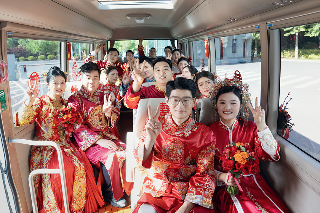 全系“硬核”車(chē)隊(duì)+國(guó)風(fēng)限定浪漫！宇通集團(tuán)第15屆集體婚禮高甜來(lái)襲