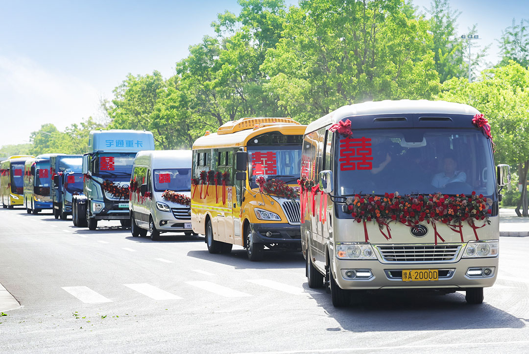 全系“硬核”車(chē)隊(duì)+國(guó)風(fēng)限定浪漫！宇通集團(tuán)第15屆集體婚禮高甜來(lái)襲