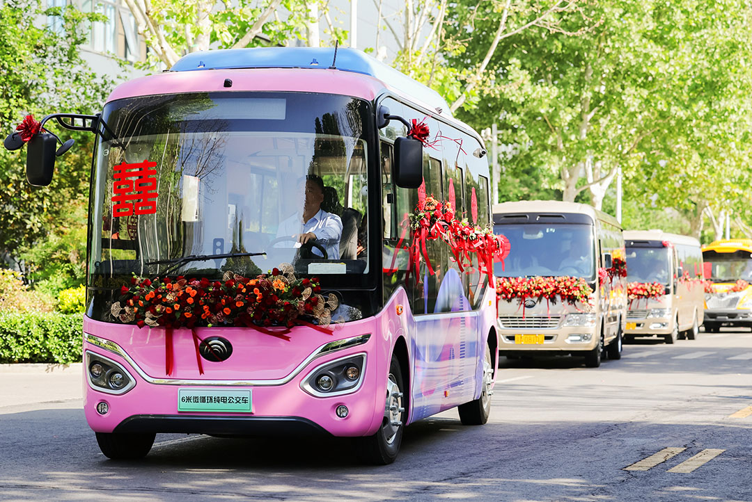 全系“硬核”車(chē)隊(duì)+國(guó)風(fēng)限定浪漫！宇通集團(tuán)第15屆集體婚禮高甜來(lái)襲