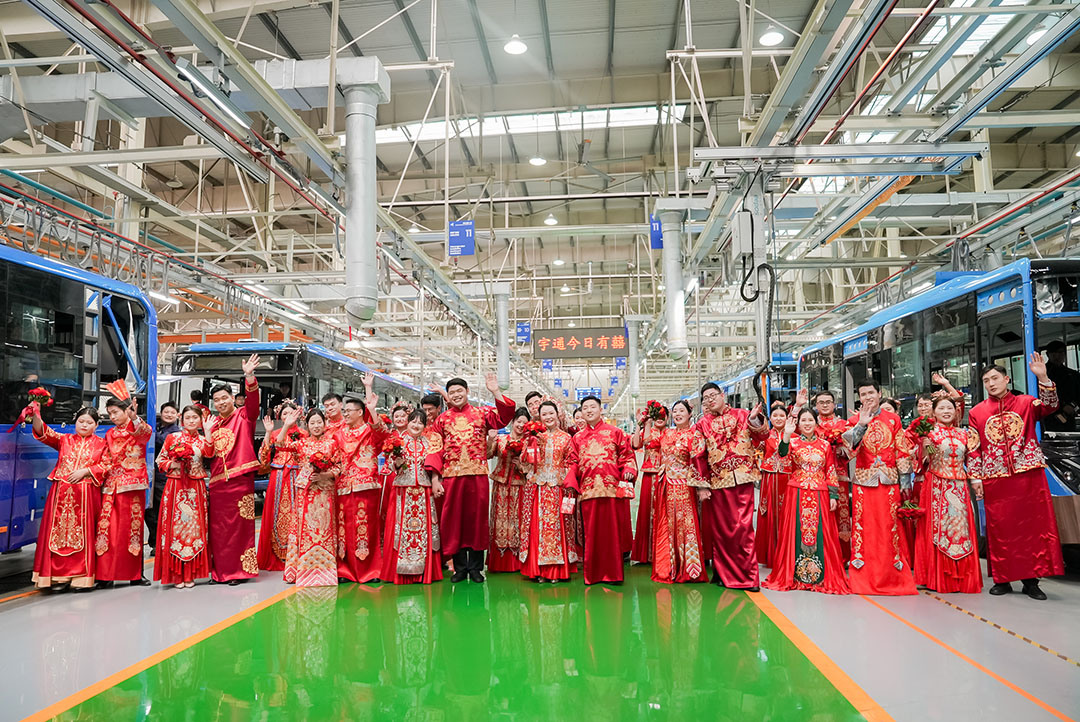 全系“硬核”車(chē)隊(duì)+國(guó)風(fēng)限定浪漫！宇通集團(tuán)第15屆集體婚禮高甜來(lái)襲