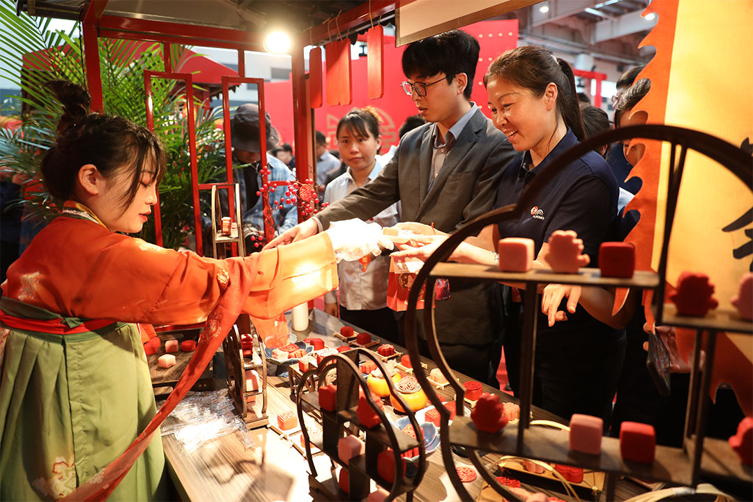 全系“硬核”車(chē)隊(duì)+國(guó)風(fēng)限定浪漫！宇通集團(tuán)第15屆集體婚禮高甜來(lái)襲