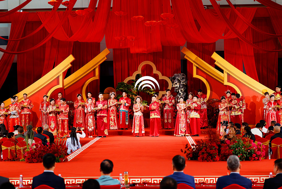 全系“硬核”車(chē)隊(duì)+國(guó)風(fēng)限定浪漫！宇通集團(tuán)第15屆集體婚禮高甜來(lái)襲