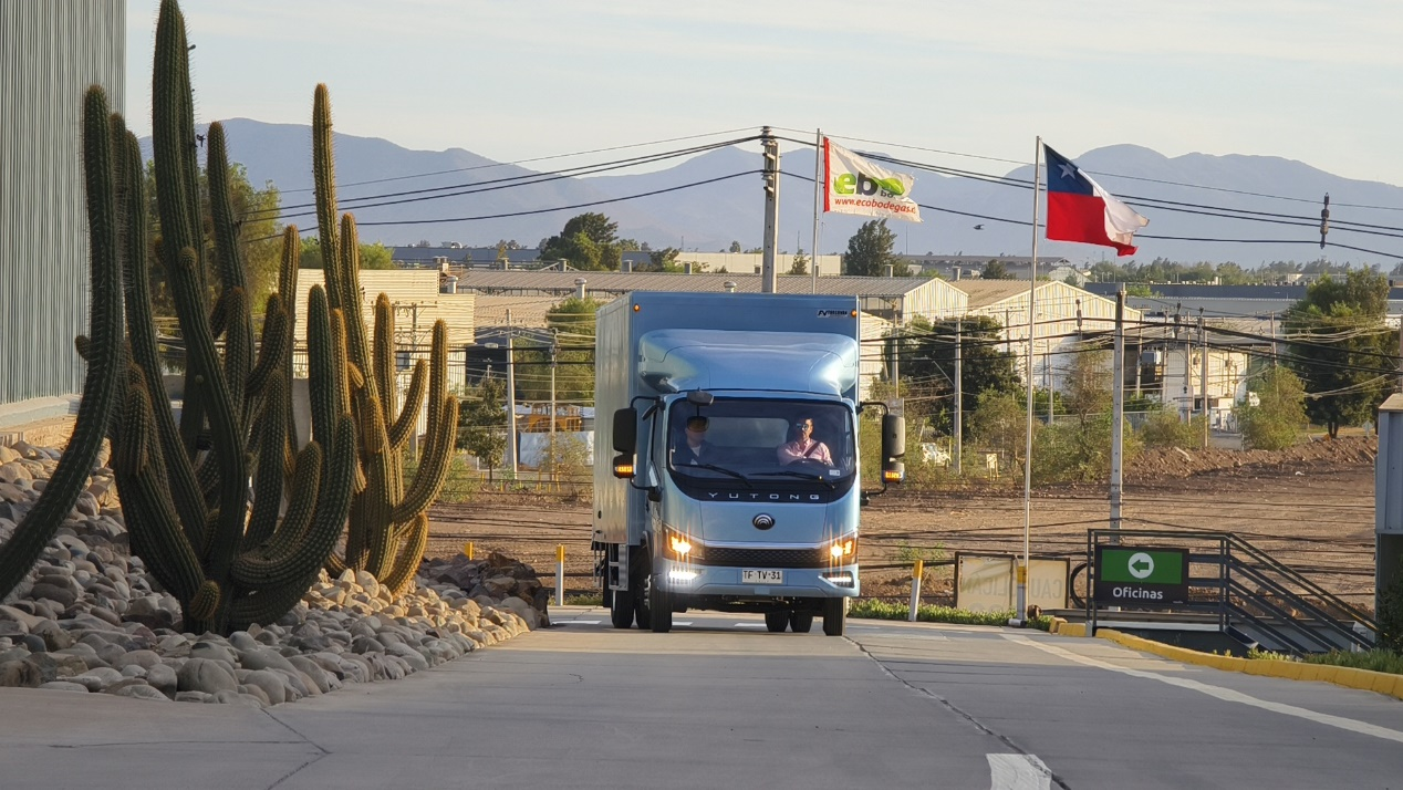 進(jìn)軍拉美，再下一城！宇通在智利發(fā)布全新一代新能源輕卡
