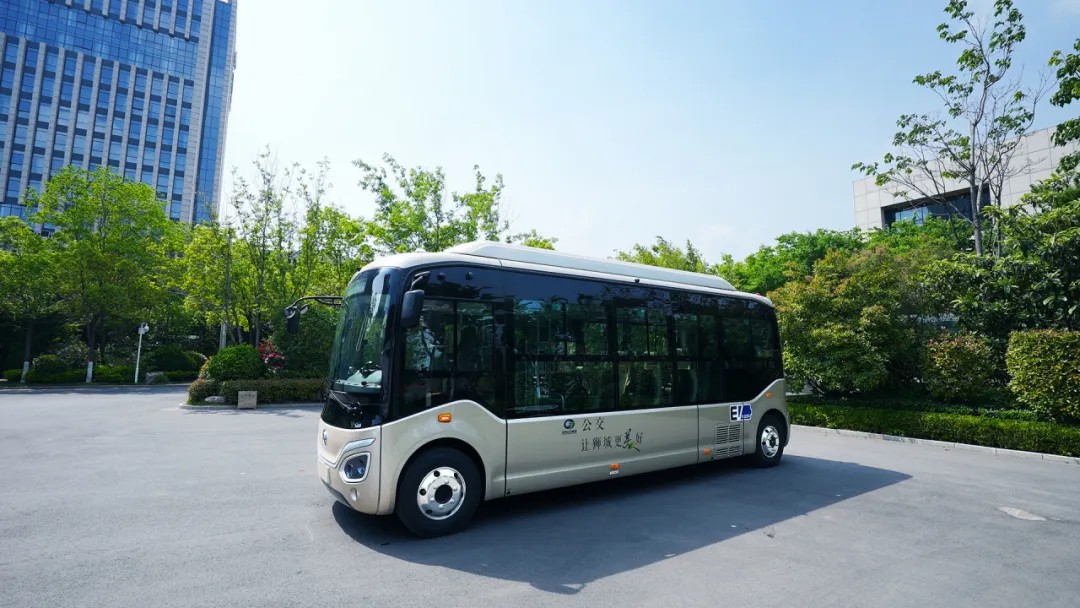 微循環(huán)公交領(lǐng)銜！80輛宇通純電動(dòng)批量發(fā)運(yùn)獅城
