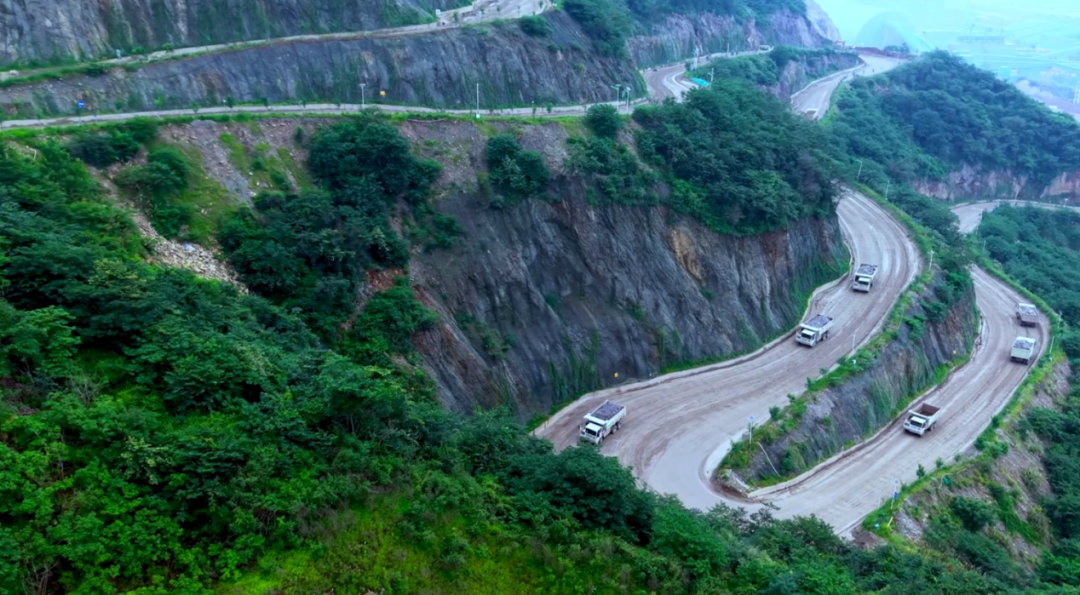宇通礦卡——電賦礦山丨智領(lǐng)荊楚-宇通礦卡攜手湖北國順華新，共筑綠色礦山新典范！
