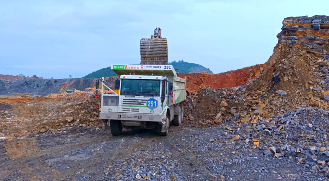 宇通礦卡——電賦礦山丨智領(lǐng)荊楚-宇通礦卡攜手湖北國順華新，共筑綠色礦山新典范！